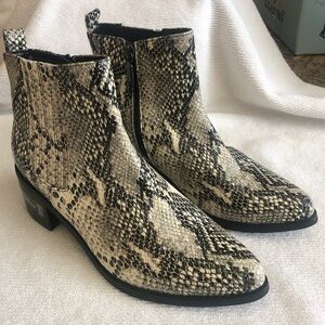 NWT Women’s Blondo Waterproof Snakeskin print Boots Size 7.5